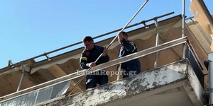 Οι πυροσβέστες που απομάκρυναν το κάγκελο με τα τζάμια