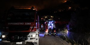 Πυροσβέστες επιχειρούν κατά τη διάρκεια της νύχτας