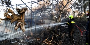 Σε ύφεση η φωτιά στη Ραφήνα και τις γύρω περιοχές