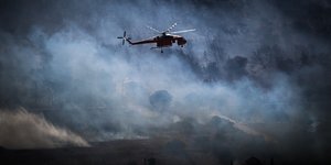 Ελικόπτερο κάνει ρίψη στη φωτιά της Ραφήνας