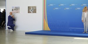 Ο Έντι Ράμα γονάτισε μπροστά στην Τζόρτζια Μελόνι/