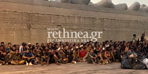 Εκατοντάδες μετανάστες διανυκτέρευσαν στο εμπορικό λιμάνι Ρεθύμνου