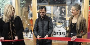 Ο Ρίνγκο Σταρ κόβει την κορδέλα των εγκαινίων της δικής του έκθεσης "Beats & Threads" στο Musicians Hall of Fame & Museum