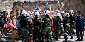 Διαμαρτυρία για την άφιξη του κρουαζιερόπλοιου "CROWN IRIS" με Ισραηλινούς στη Ρόδο