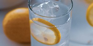 Το απλό ρόφημα που προτείνουν οι γιατροί για να προστατευτείτε από την αφυδάτωση στον καύσωνα