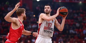 Ο Νίκος Ρογκαβόπουλος με τη φανέλα της Μπασκόνια, σε αγώνα απέναντι στον Ολυμπιακό