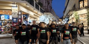 Μέλη του Ρουβίκωνα με μαύρα μπλουζάκια με σημαίες της Παλαιστίνης