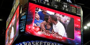 Ο πρώην πρόεδρος των ΗΠΑ Μπαράκ Ομπάμα με τη σύζυγό του, Μισέλ στην kiss cam / WIKIPEDIA