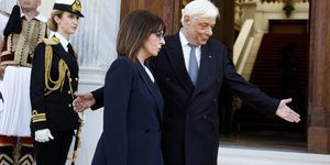 Ο Προκόπης Παυλόπουλος υποδέχεται την Κατερίνα Σακελλαροπούλου στο Προεδρικό