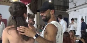 Ο Μοχάμεντ Σαλάχ μιλά με γυναίκα στη Μύκονο