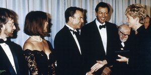 Η πριγκίπισσα Νταϊάνα, στην πρεμιέρα της ταινίας Jurassic Park, συναντά τον σκηνοθέτη Στίβεν Σπίλμπεργκ και τους ηθοποιούς Σαμ Νιλ, Τζεφ Γκόλντμπλουμ και Ρίτσαρντ Ατένμπορο 