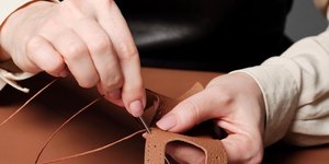 Γιατί τα luxury brands ανεβάζουν τις τιμές -Και γιατί το «χειροποίητο» μετράει πλέον περισσότερο από το logo