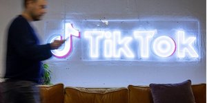 Οι moderators αγωνίζονται με το το άγχος και τα ψυχολογικά προβλήματα για να διατηρήσουν ασφαλή τα feeds των χρηστών / GETTY