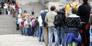 Τίποτα δεν μπορεί να χαλάσει τη διάθεση πιο γρήγορα από τις ατελείωτες ουρές σε αεροδρόμια, μουσεία, αξιοθέατα ή χώρους ψυχαγωγίας / GETTY