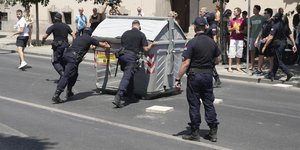 Αστυνομικοί διαλύουν μπλόκα στη Σερβία