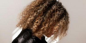 Αν έχεις σγουρά μαλλιά, αυτά τα 3 κουρέματα είναι ό,τι πιο κολακευτικό για το πρόσωπο