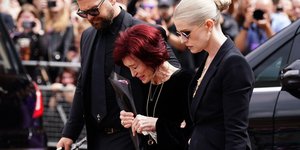 Συντετριμμένη και υποβασταζόμενη η σύζυγος του Όζι Όζμπορν στο τελευταίο «αντίο» στο Μπέρμιγχαμ