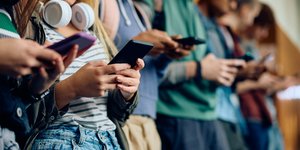  Έρευνα στην Ολλανδία κατέδειξε πως η απαγόρευση των κινητών τηλεφώνων στα σχολεία βελτίωσε τη συγκέντρωση των μαθητών