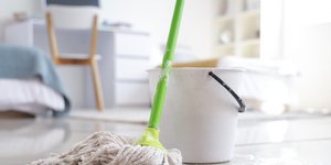 Ούτε αμμωνία ούτε χλωρίνη: τι πρέπει να προσθέσετε στο νερό για καθαρά και λαμπερά πατώματα