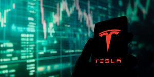 Η μετοχή της Tesla υποχωρεί κατά σχεδόν 8% στη Wall Street