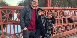 Οι γνωστές σιαμαίες Κάρμεν και Λουπίτα με τον Ντάνιελ 