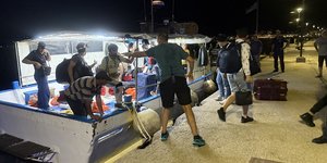 Το πλήρωμα του φορτηγού πλοίου στη Σητεία