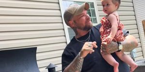 Έδωσαν στο σύζυγο άλλο μωρό - Πόσο του πήρε για να το καταλάβει