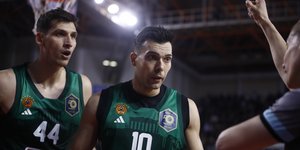 Οι παίκτες του Παναθηναϊκού Κώστας Σλούκας και Ντίνος Μήτογλου διαμαρτύρονται για διαιτητική απόφαση