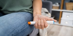 Γυναίκα χρησιμοποιεί την συσκευή που μπορεί να σώσει τη ζωή σε περίπτωση αναφυλακτικού σοκ
