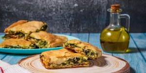 Σπανακοτυρόπιτα με χωριάτικο φύλλο / Φωτογραφία: Shutterstock