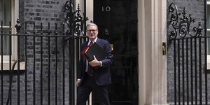 Ο Βρετανός πρωθυπουργός Κιρ Στάρμερ έξω από το «νούμερο 10» της Ντάουνινγκ Στριτ