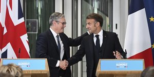 Χειραψία Στάρμερ-Μακρόν