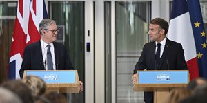 Κιρ Στάρμερ και Εμανουέλ Μακρόν απειλούν να αναγνωρίσουν παλαιστινιακό κράτος