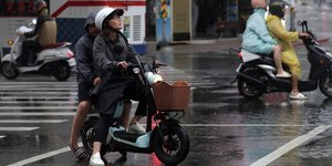 Η τροπική καταιγίδα Ντάνας σφυροκόπησε την Ταϊβάν