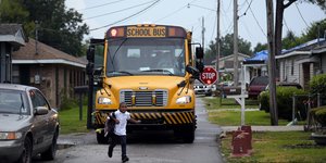 Παιδί τρέχει μπροστά από σχολικό λεωφορείο