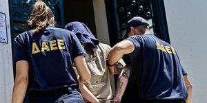 Ένας από τους συλληφθέντες για τη φωτιά στην Κορινθία οδηγείται στον Εισαγγελέα