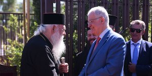 Ο Κώστας Τασούλας χαιρετά τον Ιερώνυμο
