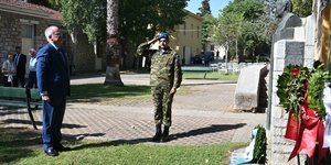 Ο ΠτΔ Κωνσταντίνος Τασούλας καταθέτει στεφάνι στα πρώην κρατητήρια ΕΑΤ-ΕΣΑ