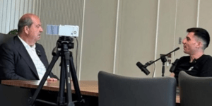Στιγμιότυπο από το βίντεο του Φειδία Παναγιώτου με τον Τουρκοκύπριο ηγέτη Τατάρ στα κατεχόμενα