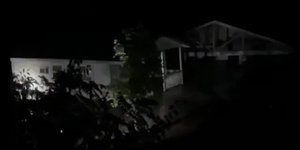 H στιγμή που τα ορμητικά νερά παρασέρνουν ολόκληρο σπίτι με τους ενοίκους του στο Τέξας