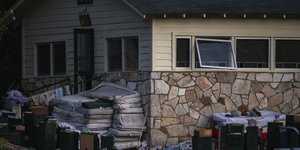 Πλυμμηρισμένο σπίτι στο Τέξας, με όλη την οικοσκευή έξω