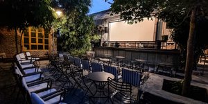 θέατρο Επί Κολωνώ μετατρέπει την αυλή του σε θερινό σινεμά