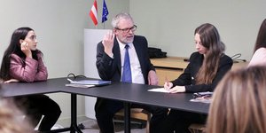 Ο Τόμας Ομπεράιτερ μιλά με γυναίκες