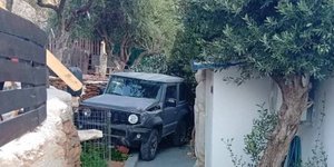 Aυτοκίνητο σε αυλή