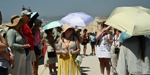 Ορδές τουριστών στην Ακρόπολη παρά τον καύσωνα