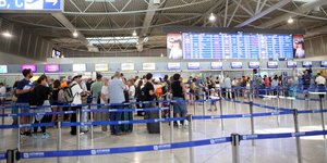 Τουρίστες στο αεροδρόμιο Ελ. Βενιζέλος
