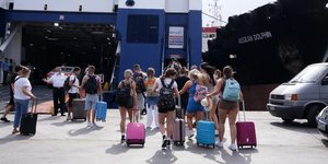 Έλληνες τουρίστες στο λιμάνι του Πειραιά
