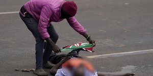 Tραυματίας σε διαδήλωση, Κένυα 