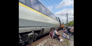 Οι 800 επιβάτες ενός τρένου Eurostar με προορισμό το Λονδίνο, καθηλώθηκαν επί εννιά ώρες στο Πα-ντε-Καλαί