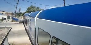 H στιγμή της σύγκρουσης τρένου με ΙΧ στη Πάτρα